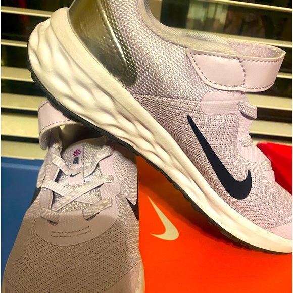 Girls Nike  Revolution sneakers size 2.5 - Picture 1 of 4